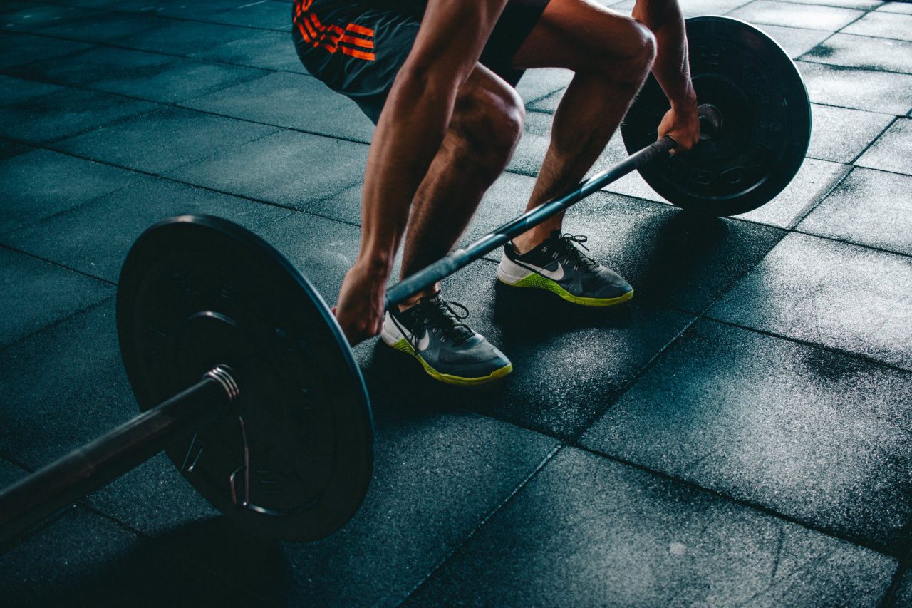 Sterydy w sportach siłowych – dlaczego sportowcy sięgają po środki androgenne